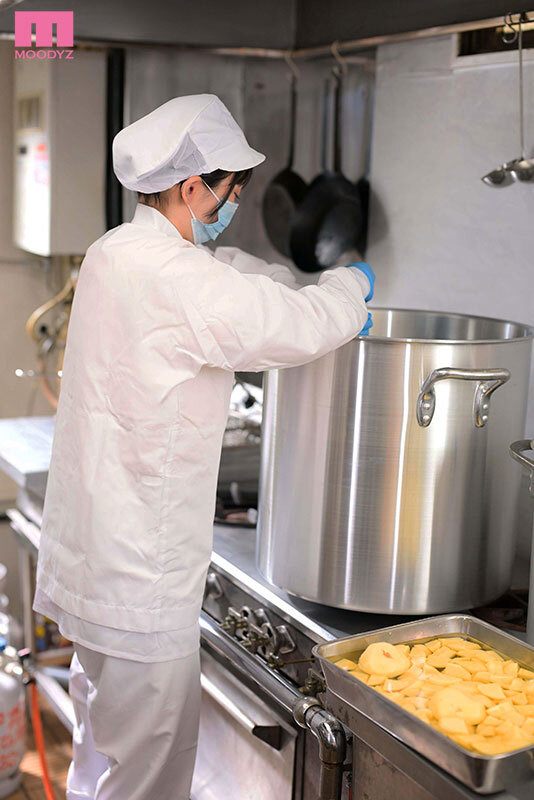 月～金まで毎日子どもの健康を支える地味な給食調理士がチ●ポハメられ即イキ！！お漏らしアクメしちゃいました！！ 脱いだら実はキレイでシコい体の隠れ美巨乳ちゃん。気持ちよすぎて絶頂しまくりAVデビュー なつめちゃん（21） 碓氷なつめ - サンプル画像 - 1