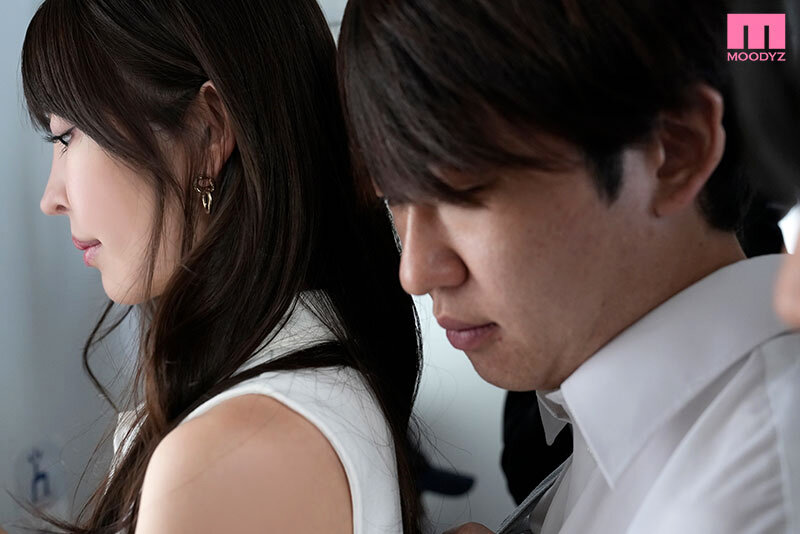 電車通学中、こっそり痴●中出しさせてくれるタイトスカート女教師のひなこ先生 森日向子 - サンプル画像 - 1