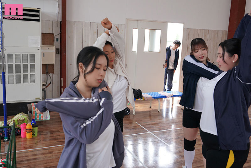 むっちり爆乳ママさんバレーハーレム 練習の息抜きと称して超デカ乳圧迫！肉感包囲！若チ●ポを喰らい中出し精搾する極むち欲求不満おばさんズ - サンプル画像 - 1