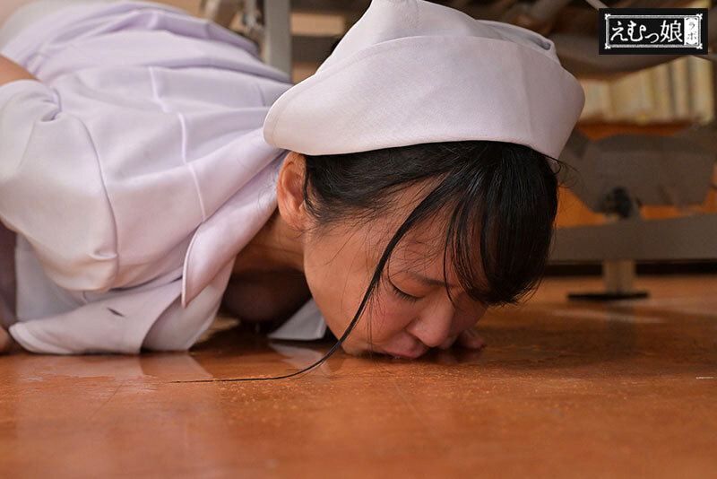 飲尿！喉奥！肛門！患者全員14リットルの異常おしっこ全部飲み干す3穴検尿ナース 池内遥 - サンプル画像 - 2