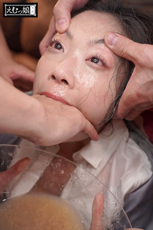 「飲む→吐く→溜める」最狂イラマ極リサイクル。ゲロ飲み排水溝女。 二葉エマ - サンプル画像 - 2