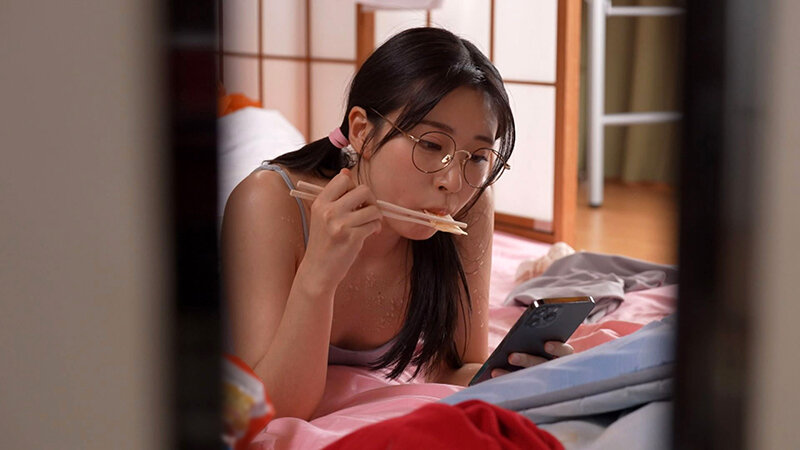 喪女のくせにやりまん。自堕落に生きる義姉に恋をした僕の気持ちに気づいて、一夜限りのSEXを許してくれたひと夏の思い出。 皆月ひかる - サンプル画像 - 12