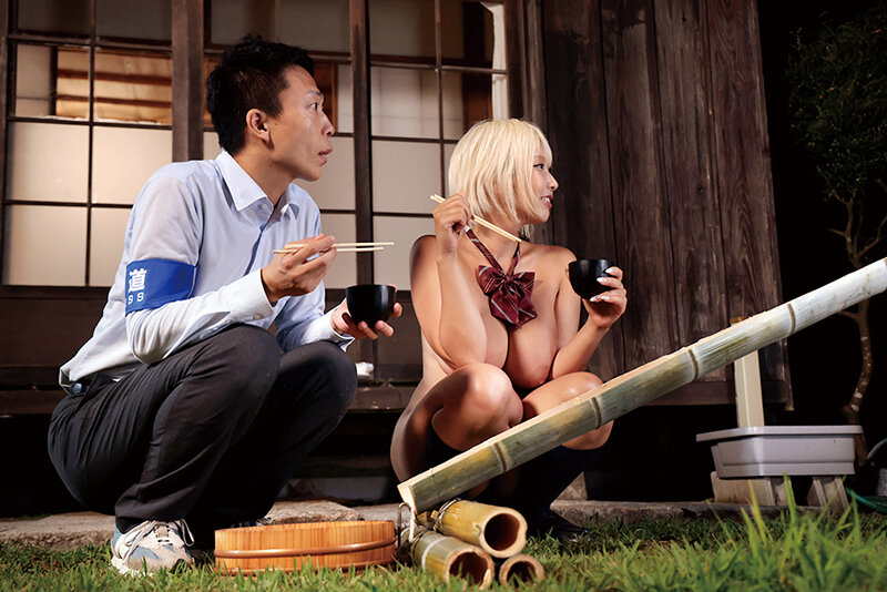 全裸通学の村 平然と学生生活を謳歌する一人の女子生徒を丸裸にするべく、記者として僕は密着した。 乙アリス - サンプル画像 - 12