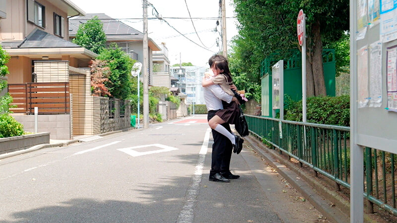 駅弁ピストンから始まった恋心 大人の腕力に抗えず、逃げられない中出しをされてしまった私。あの日を忘れることが出来ず、今では一体化してしまいそうな抱きつき交尾をしています。 日向由奈 - サンプル画像 - 3