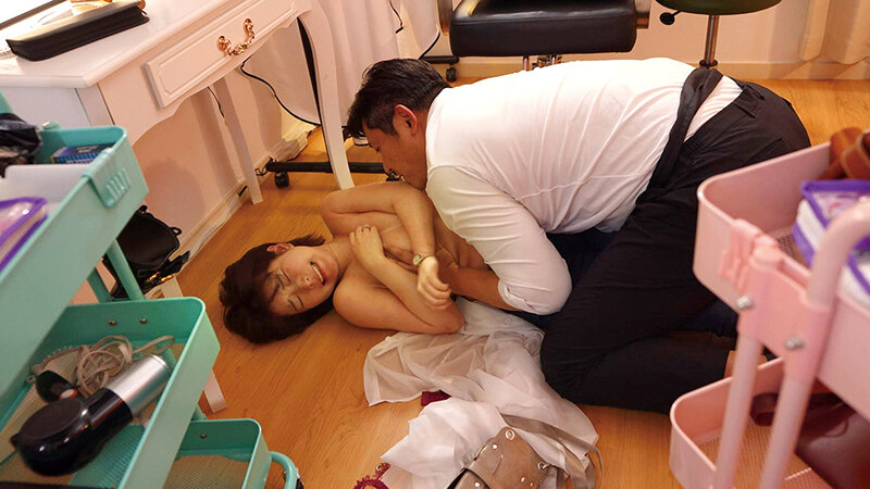 美容師NTR 終電までの3時間…見習い美容師の彼女は閉店後になると、店長の肉棒で毎晩ヨガりまくっているらしい。 沙月恵奈 - サンプル画像 - 5