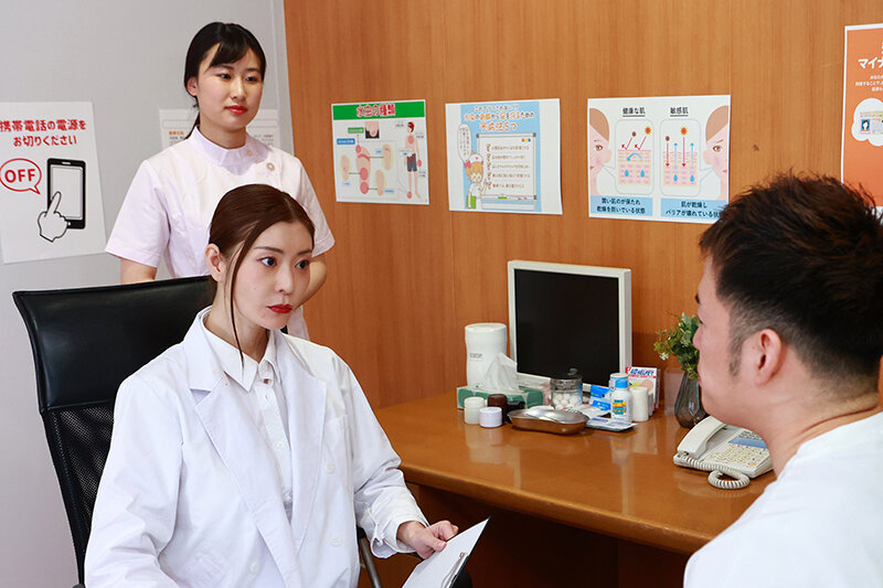 診察中にフル勃起チ●ポを見せつけられた皮膚科の美人女医 葵百合香 - サンプル画像 - 15