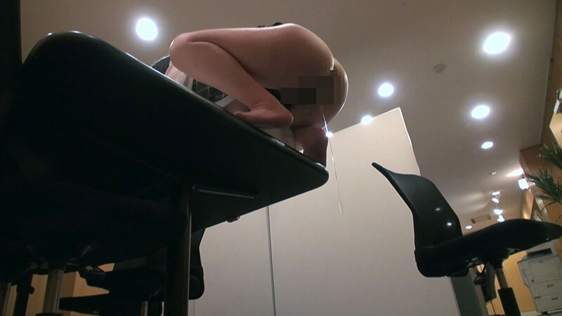 夜まで我慢できないどすけべOL！業務中にこっそり社内不倫オフィスに漂うイカくさいザーメン臭4時間 - サンプル画像 - 18