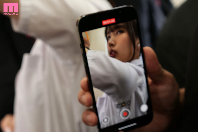 通学中、大っ嫌いな中年親父に1年間痴●チクビ開発されて…今日もチクイキさせて欲しい…って疼いています。 新井リマ - サンプル画像 - 2