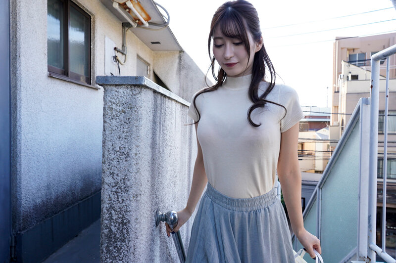 下の階に引っ越してきた人妻が巨乳すぎる！押しの弱さに付け込んで大きくてやわらかいおっぱいを堪能しながら中出し 夏夜える - サンプル画像 - 1