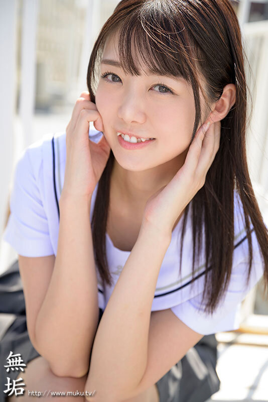 可愛い八重歯と制服のきみ。 無垢 164cmパイパンスレンダー美少女 AV DEBUT 松山みなみ - サンプル画像 - 1