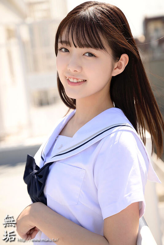 可愛い八重歯と制服のきみ。 無垢 164cmパイパンスレンダー美少女 AV DEBUT 松山みなみ - サンプル画像 - 2