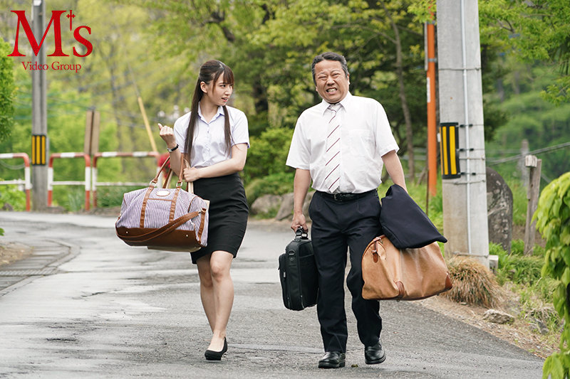出張先のひなびた温泉旅館で新卒女子社員とまさかの相部屋逆NTR 特別編 彼女のもの凄い腰使いに何度も何度も中出しさせられてしまった私 初川みなみ - サンプル画像 - 1