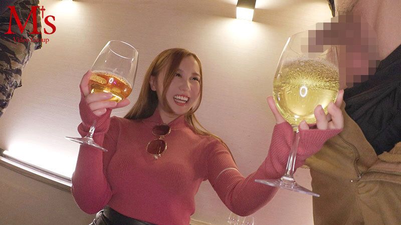 ハシゴ酒！逆ナンパ！小便大好き変態お姉さんが笑顔でガブ飲み飲尿トゥナイト 飲めば飲むほどエロくなる！ションベンまみれのハイテンションごっくんFUCK 朝倉ここな - サンプル画像 - 5