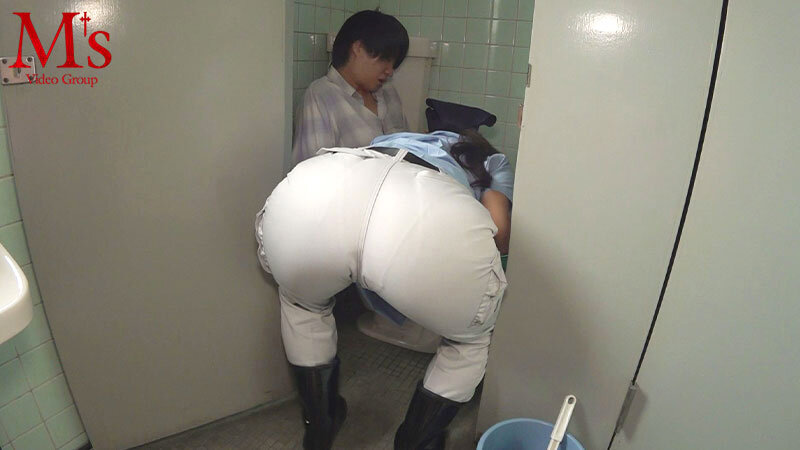 便所に出没！趣味がフェラチオ！界隈でウワサの即尺おしゃぶりお掃除おばさん 本真ゆり - サンプル画像 - 3