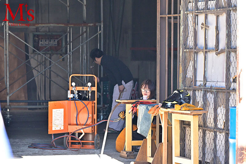 作業着の下に隠されたメスの顔…男だらけの町工場で働く寡黙で孤独な溶接女子が歪んだ本性を曝け出すドM変態カミングアウトAVデビュー 桜庭かりな - サンプル画像 - 3