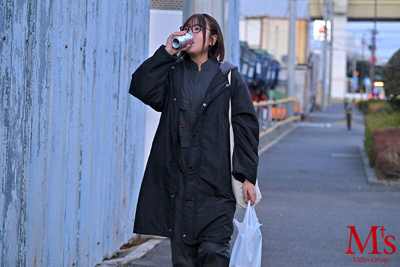 作業着の下に隠されたメスの顔…男だらけの町工場で働く寡黙で孤独な溶接女子が歪んだ本性を曝け出すドM変態カミングアウトAVデビュー 桜庭かりな - サンプル画像 - 5