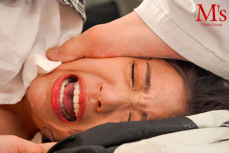 高貴な美人妻の喉奥を完膚無きまで犯して輪●す非道の臭マライラマチオ 嗚咽…喉ボコ…嘔吐…タコ部屋に監禁されイラマ漬けにされ醜悪な男たちの喉奥肉便器に成り下がった社長夫人 深雪しおり - サンプル画像 - 4