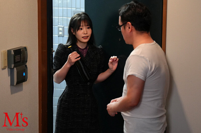 男なら絶対断れない！ とてつもなくいやらしい下着姿で中年おやじに見せつけ誘惑してくる向かいの部屋の露出狂お姉さん 結城りの - サンプル画像 - 5