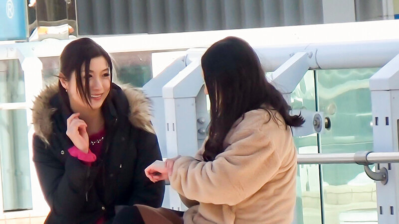 綺麗でエッチなおねえさんが街でウブそうな素人女子をレズナンパ 5 - サンプル画像 - 1