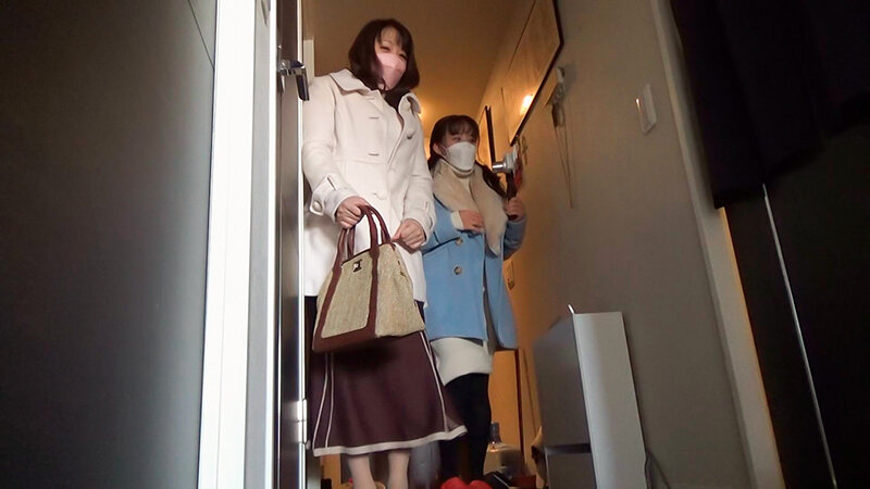 綺麗でエッチなおねえさんが街でウブそうな素人女子をレズナンパ 5 - サンプル画像 - 18