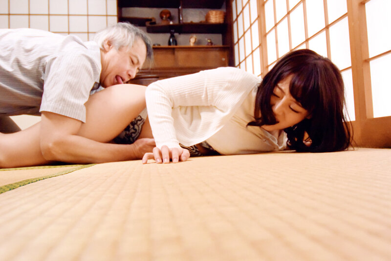 同居する息子の嫁を●す！！ 邪欲にまみれた義父の家庭内NTR近親姦 3人4時間 - サンプル画像 - 9