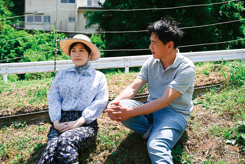 人里離れた田舎の農家で見かけた笑顔が可愛い美人で巨乳なおばさんは稲刈りで鍛えあげられた強靭な腰使いで男たちを翻弄し愛あるセックスで激しく燃え上がる！ - サンプル画像 - 2