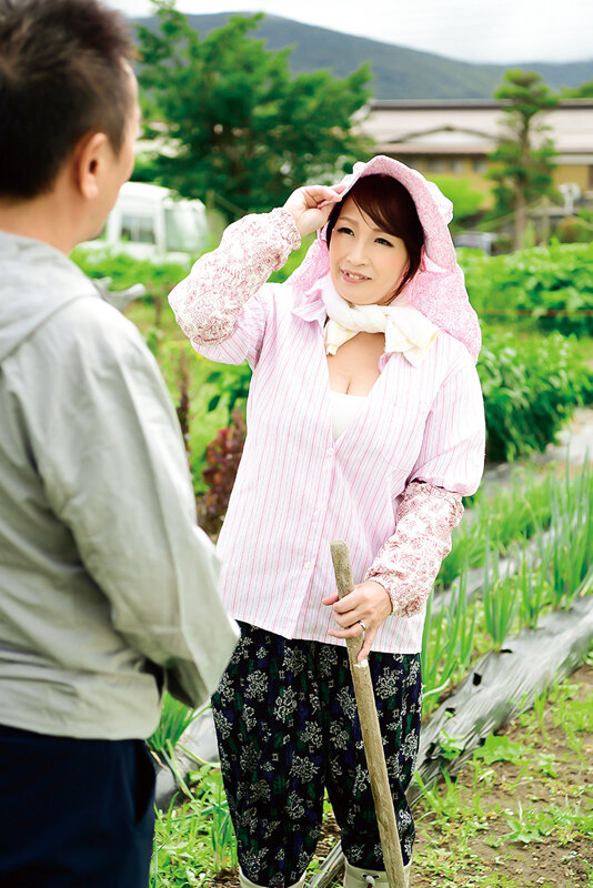 人里離れた田舎の農家で見かけた笑顔が可愛い美人で巨乳なおばさんは稲刈りで鍛えあげられた強靭な腰使いで男たちを翻弄し愛あるセックスで激しく燃え上がる！ - サンプル画像 - 5