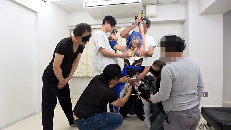 6P大乱交SEX ミニマム140cm台コンカフェ人気No，1美少女レイヤー 大嫌いな醜悪中年カメコ集団にドM本性見破られ【無限膣ボコ痙攣アへ顔絶頂トランス】妊娠中出し便女に転落した壮絶人格矯正ドキュメント2本立てSP - サンプル画像 - 3