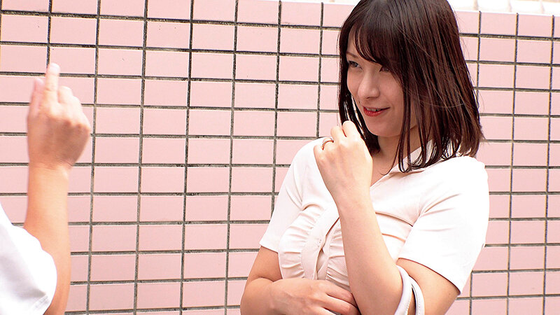 寝取られ検証！セックスレスで悩む素人奥様に「メモリアルヌードフォト」と題された雑誌の特集だと騙し、絶倫チ〇ポ男と素肌密着偽撮影会！旦那よりも若くてカチカチに反り返ったチ〇ポがマ〇コまで1cmに超接近して奥様急激欲情！？痴女覚醒！ - サンプル画像 - 16