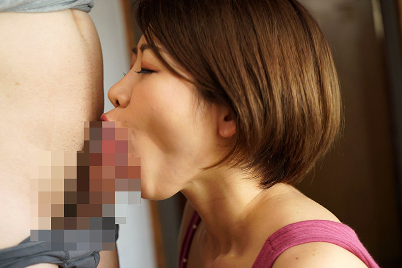 暇すぎてヤることの無い田舎で親戚の美人叔母に汗だく汁だく濡れ透けでなかば強引に童貞を捨てさせられた僕。 推川ゆうり - サンプル画像 - 9