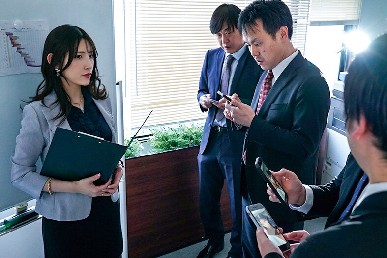 権威失墜NTR 男どもの汚い巨根でアソコを掻き回され悔しいけれど我慢できずアヘ顔を皆に晒したインテリ女CEO 森沢かな - サンプル画像 - 11