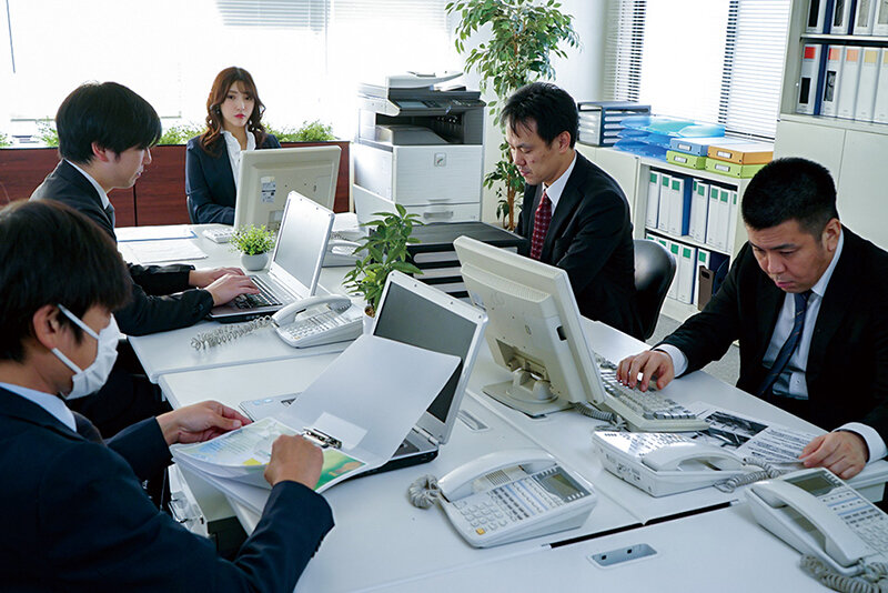 権威失墜NTR 男どもの汚い巨根でアソコを掻き回され悔しいけれど我慢できずアヘ顔を皆に晒したインテリ女CEO 森沢かな - サンプル画像 - 2