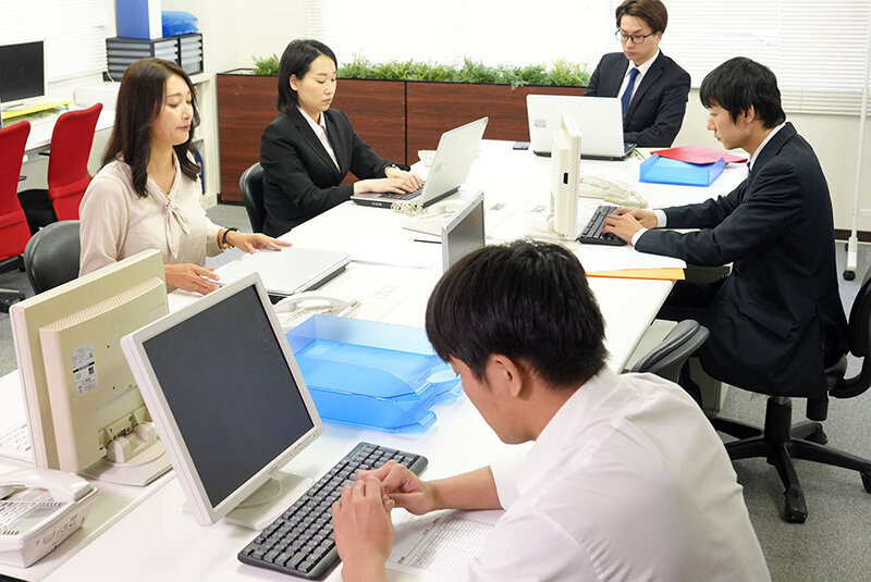 時短勤務の妻 時短勤務の非正規妻が業務中に半脱ぎ半ズラしの即入れセックスで膝ガクするほどイカされて… 小早川怜子 - サンプル画像 - 2