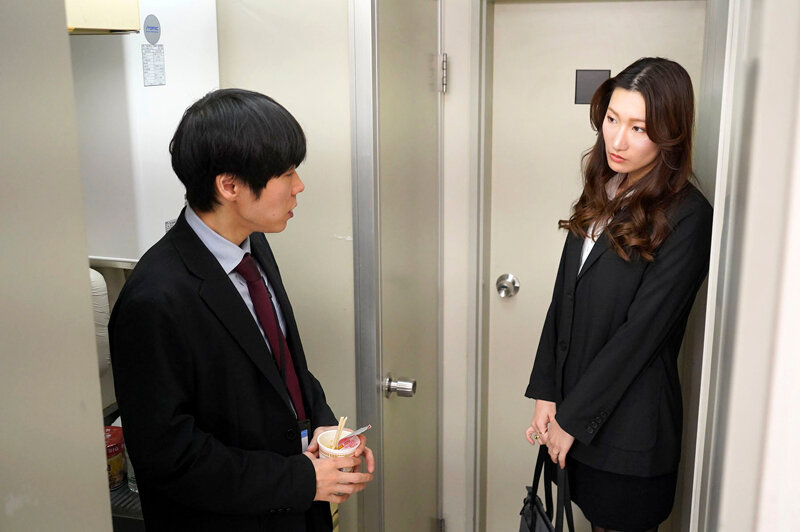 終電を逃した憧れの女上司と…におう蒸れたアソコを互いに舐め合い我慢できずにヌルっと挿入 背徳の居残りオフィスで残務処理 小谷舞花 - サンプル画像 - 18
