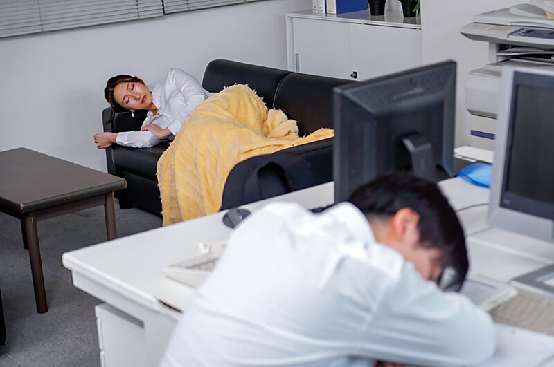 終電を逃した憧れの女上司と…におう蒸れたアソコを互いに舐め合い我慢できずにヌルっと挿入 背徳の居残りオフィスで残務処理 小谷舞花 - サンプル画像 - 4