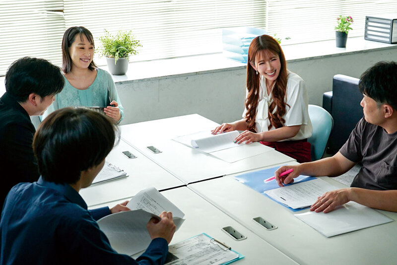人妻PTA会長 保護者の男女が集う会合で巻き起こる…。子供には絶対内緒の淫らな背徳デカチン不倫 波多野結衣 - サンプル画像 - 2