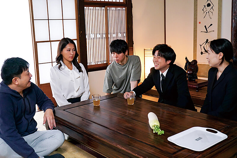 法事の女 帰郷した都会の人妻が田舎暮らしで悶々とした男達のイキリ立つ巨根の餌食に… 通野未帆 - サンプル画像 - 3