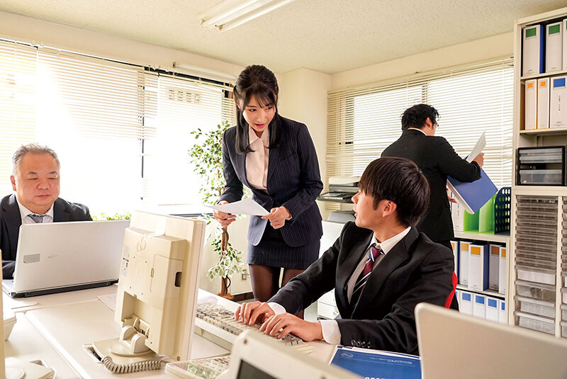 職場痴● おとなしい事務員の妻が巨根の上司に毎日ワイセツ行為をされているようだ… 小野坂ゆいか - サンプル画像 - 2