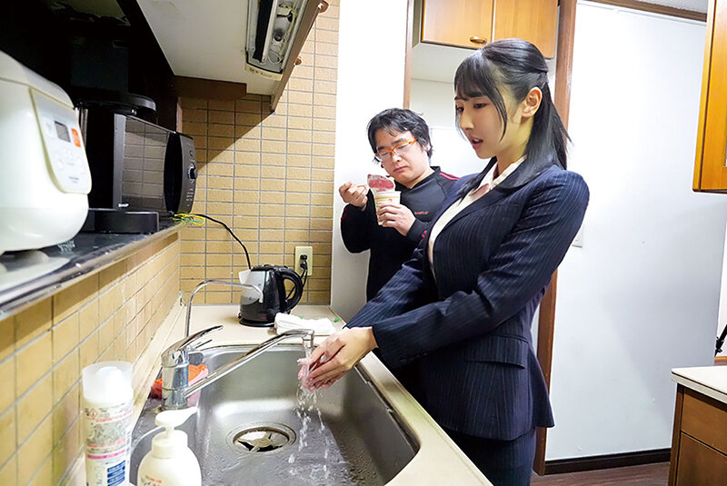 職場痴● おとなしい事務員の妻が巨根の上司に毎日ワイセツ行為をされているようだ… 小野坂ゆいか - サンプル画像 - 4