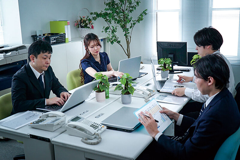秘書妻孕ませ 圧倒的敗北感…ウチの妻が勤務中、絶倫社長の黒光りするたくましい巨根で種づけ孕ませSEXをされまくっていました… 響蓮 - サンプル画像 - 1