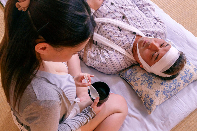 寝たきり看病NTR 怪我で寝たきりでほぼほぼ動けないマグロ状態の男（巨根）に妻をねとられました……… 吉根ゆりあ - サンプル画像 - 4