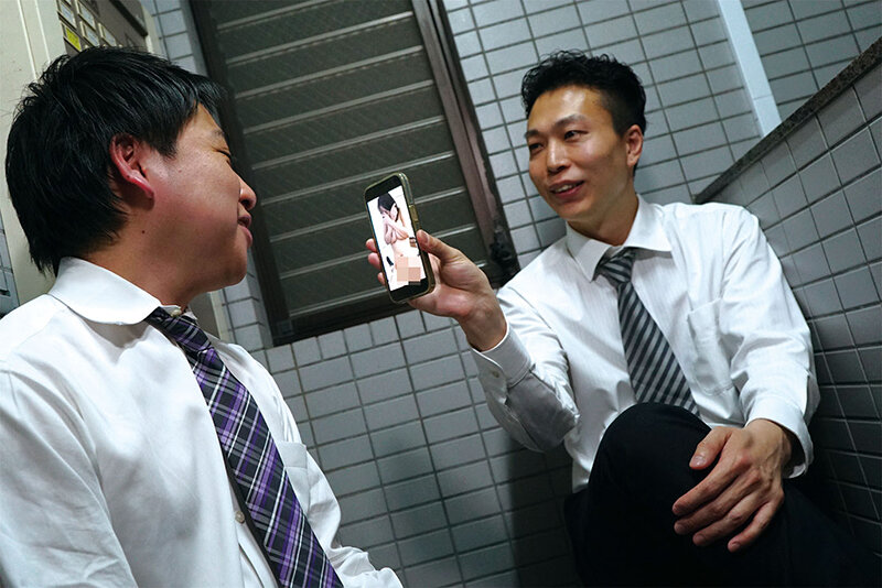 上司の妻と部下の巨根 夫の部署の若手部下達の太くて長くて硬～いデカチンでメリメリされてめろめろにされた上司の妻 よしい美希 - サンプル画像 - 12