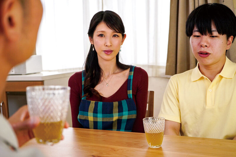 すぐにでもしゃぶりたいほどおいしそうにずる剥けたデカチンに成長した思春期の甥っ子シ●タをいただく痴女な叔母 葉月保奈美 - サンプル画像 - 1
