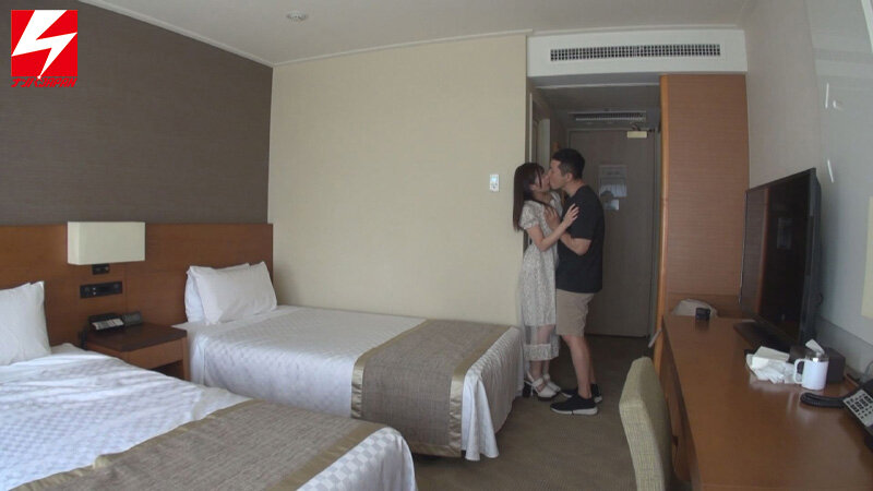 NTR好きの彼氏の命令で知らない男とSEXをする育ちのよさそうなお嬢様女子大生をマッチングアプリでGET！ カメラ目線で彼氏に見せつけ中出し懇願で朝までヤリまくり ゆう - サンプル画像 - 2