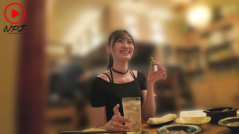 高●寺の駅前で見つけた美少女劇団員がAV出演！ 見た目は清楚！スタイル抜群！笑顔が可愛い小劇団の姫は酒ヤリマンの小悪魔ビッチ娘！今夜も広場でスト○ロ飲みながらヤリモク男のナンパ待ち！ - サンプル画像 - 2