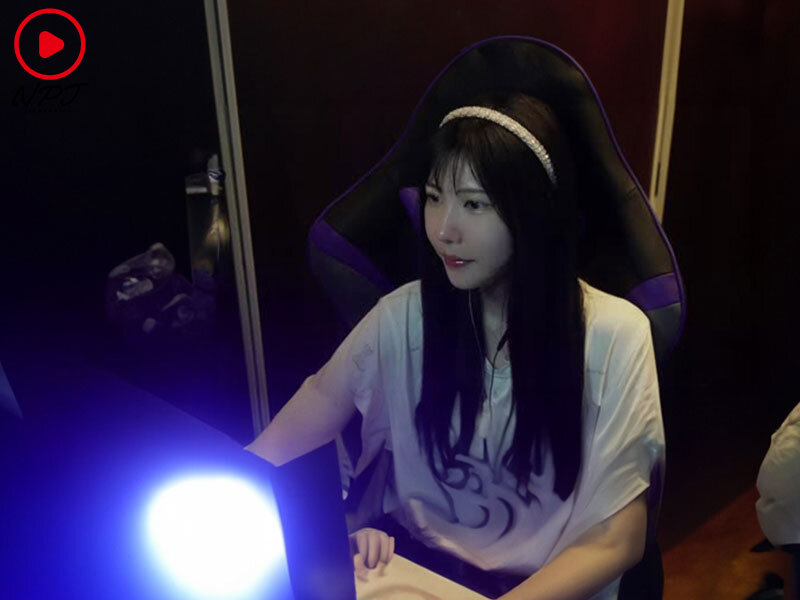 ゲーマーお姉さんの配信に課金しまくってたらオフパコできたよ！！ ミズキさん2〇歳 ゲームとコスプレ大好きな引きこもりお姉さん - サンプル画像 - 2