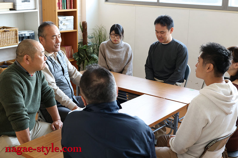誘いやすそうな地味なポッチャリ妻を口説いたらとんでもなくドスケベだった。 町内会まわしテント 田原凛花 - サンプル画像 - 20