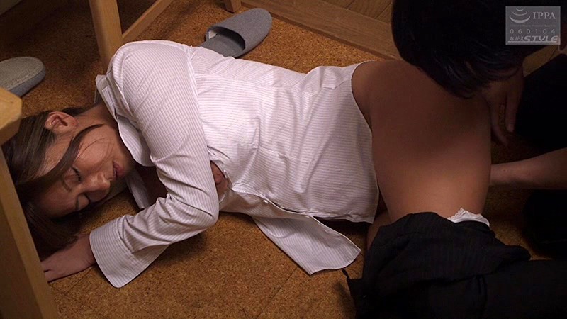 禁断！ 母と乱暴な息子 ～引きこもり息子のダッチワイフになった母～ - サンプル画像 - 2
