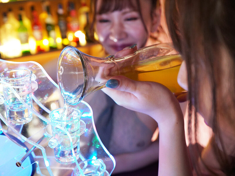 男の娘ガールズバー！聖水、ザーメン飲み放題、超ハーレム4P SEX！ 愛瀬めい/橘芹那/愛瀬まりさ - サンプル画像 - 20