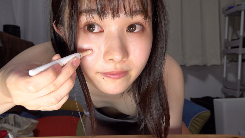 メイク動画で前屈み乳首チラする女の子たち - サンプル画像 - 2